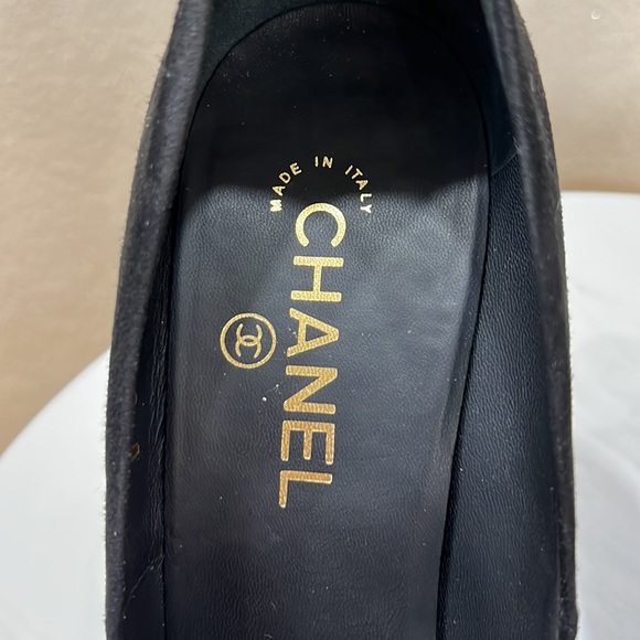 CHANEL Black Suede CC Logo| Gold Heel Pumps G32233 | Size EU 40 - Picture 6 of 9
